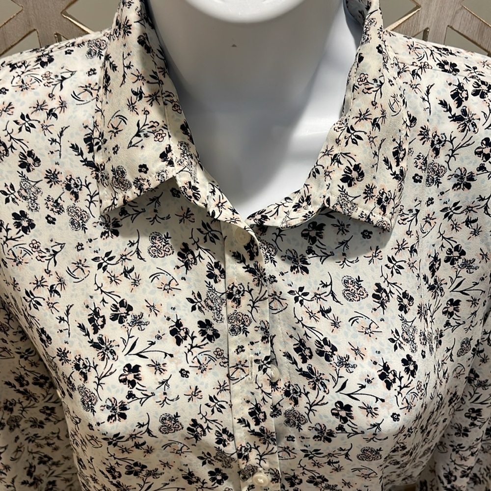Banana Republic Dillon Floral Button Up ✨ - Picture 2 of 9